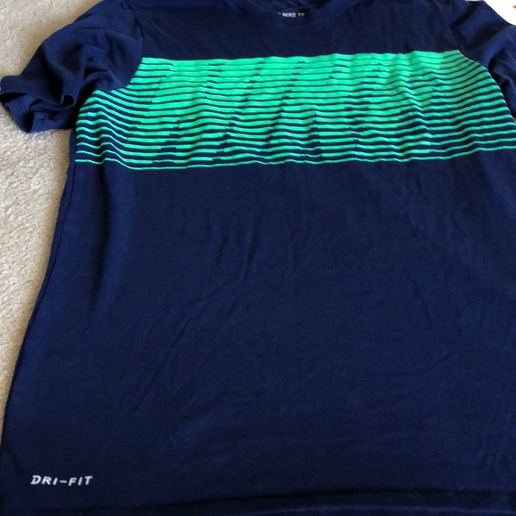 Nike shirt - Picture 1 of 1